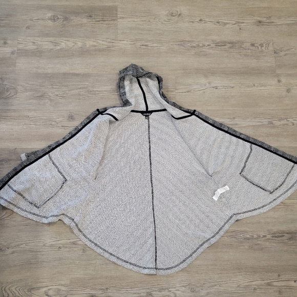 Lucky Brand Gray Herringbone Hooded Poncho Size XS/S - Picture 4 of 9